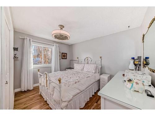 8308 46 Avenue Nw, Calgary, AB - Indoor Photo Showing Bedroom