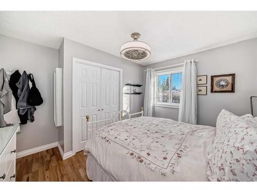 8308 46 Avenue Nw, Calgary, AB - Indoor Photo Showing Bedroom