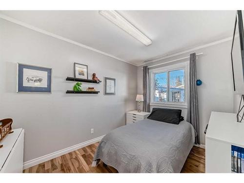 8308 46 Avenue Nw, Calgary, AB - Indoor Photo Showing Bedroom