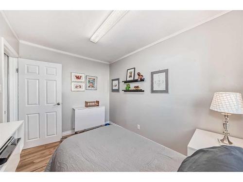 8308 46 Avenue Nw, Calgary, AB - Indoor Photo Showing Bedroom