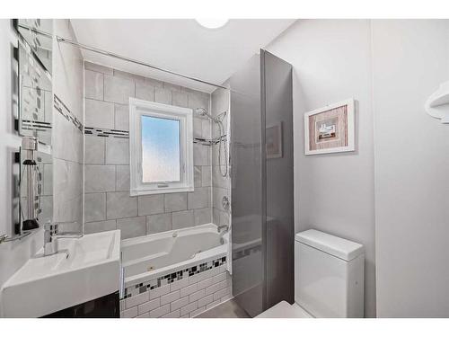 8308 46 Avenue Nw, Calgary, AB - Indoor Photo Showing Bathroom