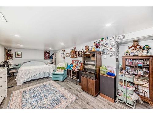 8308 46 Avenue Nw, Calgary, AB - Indoor Photo Showing Bedroom