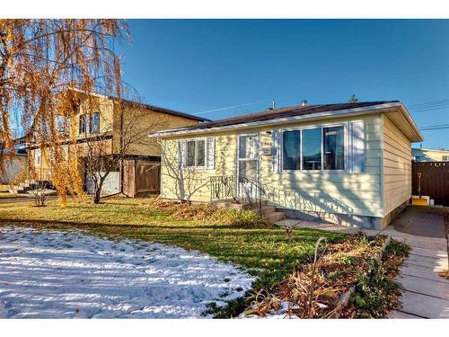 8308 46 Avenue Nw, Calgary, AB - Outdoor