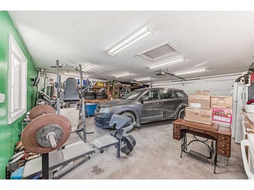 8308 46 Avenue Nw, Calgary, AB - Indoor Photo Showing Garage