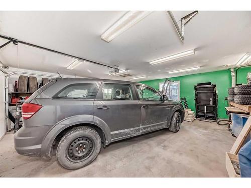 8308 46 Avenue Nw, Calgary, AB - Indoor Photo Showing Garage