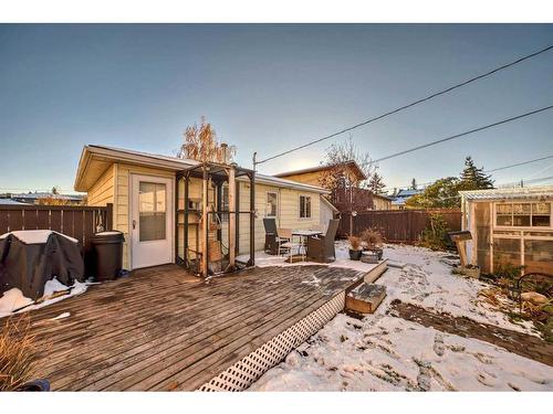 8308 46 Avenue Nw, Calgary, AB - Outdoor