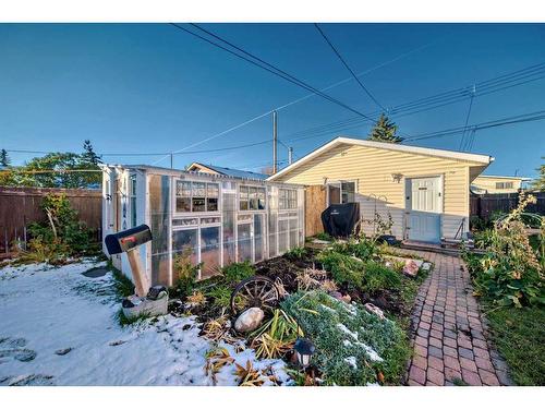 8308 46 Avenue Nw, Calgary, AB - Outdoor