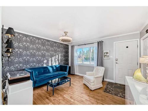 8308 46 Avenue Nw, Calgary, AB - Indoor Photo Showing Living Room