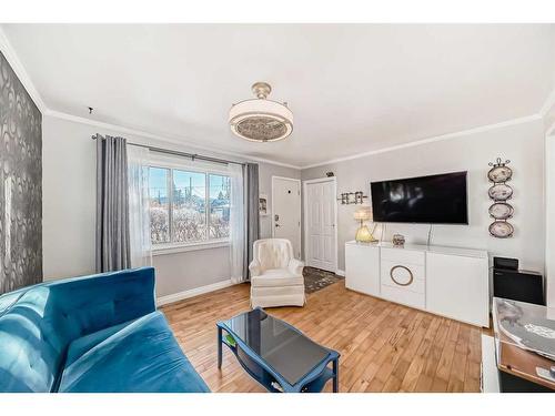 8308 46 Avenue Nw, Calgary, AB - Indoor Photo Showing Living Room