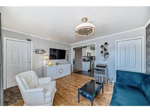 8308 46 Avenue Nw, Calgary, AB - Indoor Photo Showing Living Room