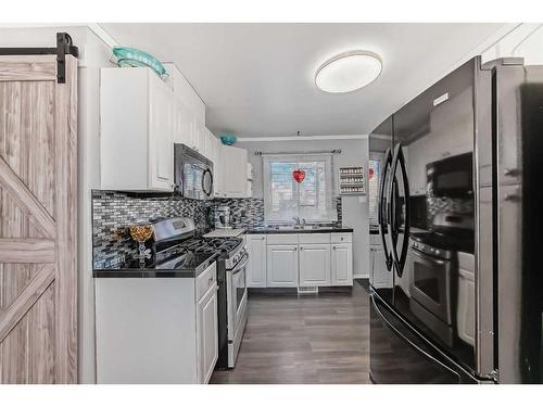 8308 46 Avenue Nw, Calgary, AB - Indoor Photo Showing Kitchen