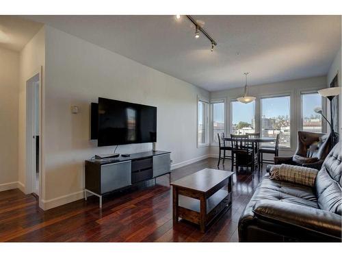 314-1321 Kensington Close Nw, Calgary, AB - Indoor Photo Showing Living Room