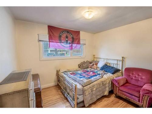 121 Holmwood Avenue Nw, Calgary, AB - Indoor Photo Showing Bedroom