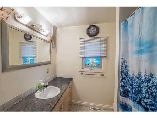 121 Holmwood Avenue Nw, Calgary, AB - Indoor Photo Showing Bathroom