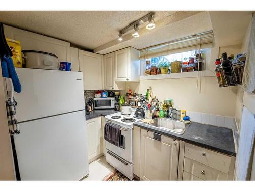 121 Holmwood Avenue Nw, Calgary, AB - Indoor Photo Showing Dining Room