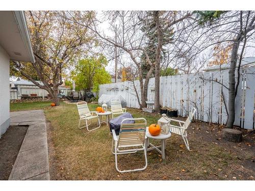 121 Holmwood Avenue Nw, Calgary, AB - Indoor Photo Showing Living Room