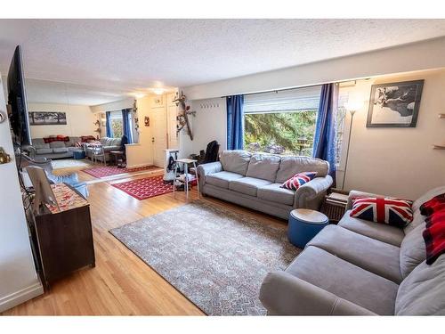 121 Holmwood Avenue Nw, Calgary, AB - Indoor Photo Showing Living Room