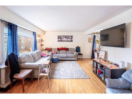 121 Holmwood Avenue Nw, Calgary, AB - Indoor Photo Showing Living Room