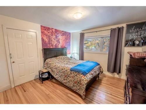 121 Holmwood Avenue Nw, Calgary, AB - Indoor Photo Showing Bedroom