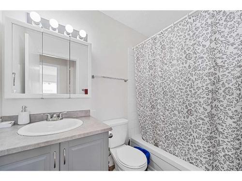 7511 41 Avenue Nw, Calgary, AB - Indoor Photo Showing Bathroom