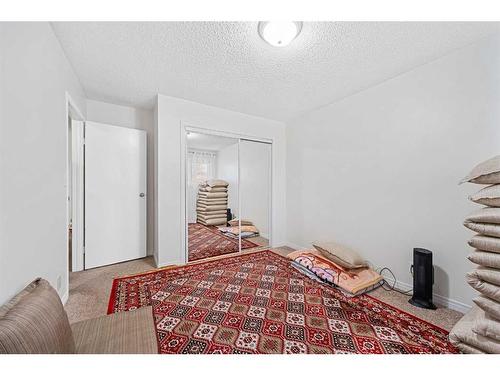 7511 41 Avenue Nw, Calgary, AB - Indoor Photo Showing Bedroom