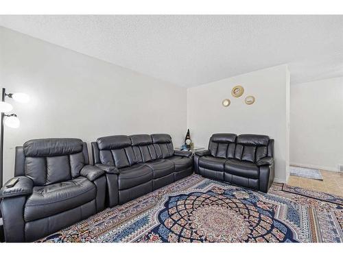 7511 41 Avenue Nw, Calgary, AB - Indoor Photo Showing Living Room