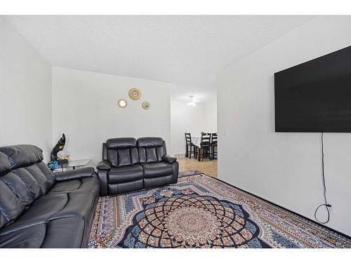 7511 41 Avenue Nw, Calgary, AB - Indoor Photo Showing Living Room