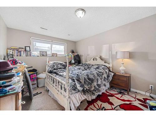 7511 41 Avenue Nw, Calgary, AB - Indoor Photo Showing Bedroom