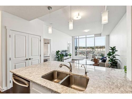 1107-32 Varsity Estates Circle Nw, Calgary, AB - Indoor Photo Showing Kitchen With Double Sink