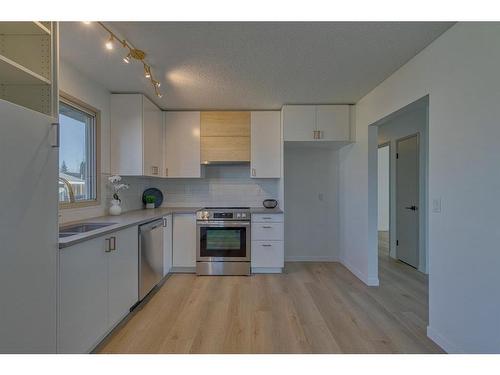 2712 Doverbrook Road Se, Calgary, AB - Indoor Photo Showing Kitchen