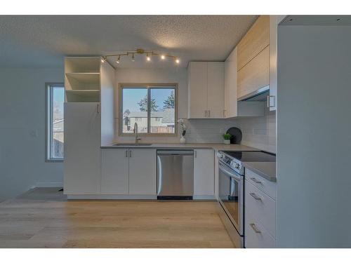 2712 Doverbrook Road Se, Calgary, AB - Indoor Photo Showing Kitchen