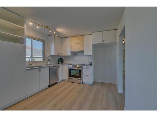 2712 Doverbrook Road Se, Calgary, AB - Indoor Photo Showing Kitchen