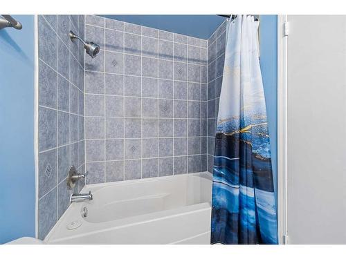 4970 Rundlewood Drive Ne, Calgary, AB - Indoor Photo Showing Bathroom