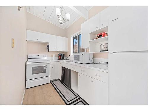 4970 Rundlewood Drive Ne, Calgary, AB - Indoor Photo Showing Kitchen