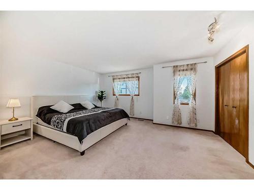 222 Cedarwood Park Sw, Calgary, AB - Indoor Photo Showing Bedroom