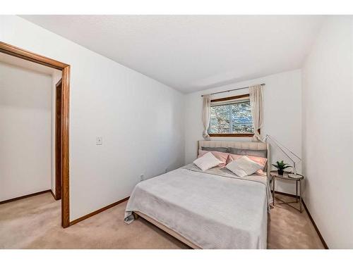 222 Cedarwood Park Sw, Calgary, AB - Indoor Photo Showing Bedroom