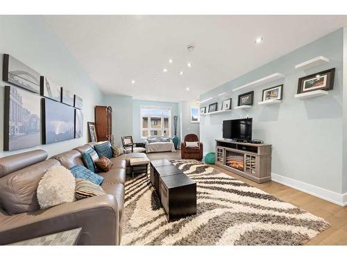 1513 23 Avenue Sw, Calgary, AB - Indoor Photo Showing Living Room