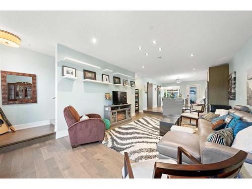 1513 23 Avenue Sw, Calgary, AB - Indoor Photo Showing Living Room