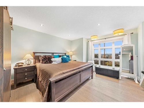 1513 23 Avenue Sw, Calgary, AB - Indoor Photo Showing Bedroom