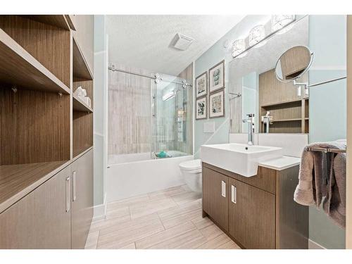 1513 23 Avenue Sw, Calgary, AB - Indoor Photo Showing Bathroom