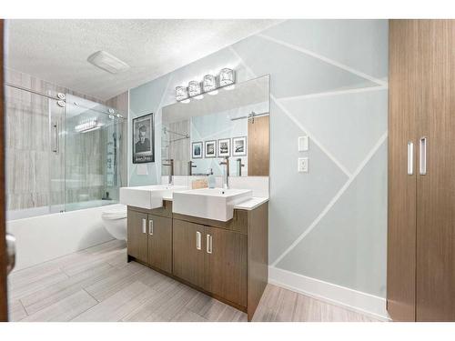 1513 23 Avenue Sw, Calgary, AB - Indoor Photo Showing Bathroom