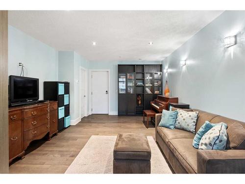 1513 23 Avenue Sw, Calgary, AB - Indoor Photo Showing Living Room