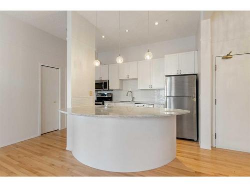 405-1410 2 Street Sw, Calgary, AB - Indoor Photo Showing Kitchen With Stainless Steel Kitchen With Upgraded Kitchen