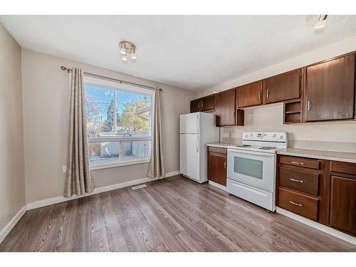 14 Midridge Gardens Se, Calgary, AB - Indoor Photo Showing Kitchen