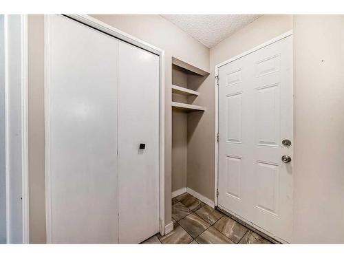 14 Midridge Gardens Se, Calgary, AB - Indoor Photo Showing Other Room