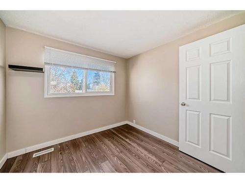 14 Midridge Gardens Se, Calgary, AB - Indoor Photo Showing Other Room