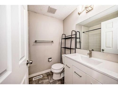 14 Midridge Gardens Se, Calgary, AB - Indoor Photo Showing Bathroom