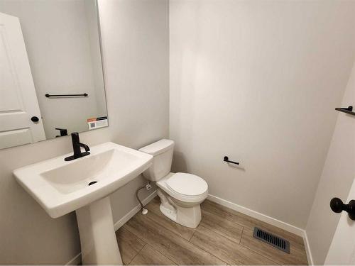 26 Lucas Place Nw, Calgary, AB - Indoor Photo Showing Bathroom