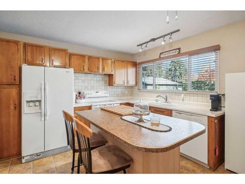 9116 Academy Drive Se, Calgary, AB - Indoor Photo Showing Kitchen