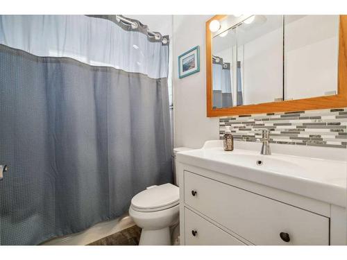 9116 Academy Drive Se, Calgary, AB - Indoor Photo Showing Bathroom